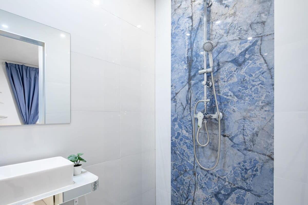Central - New - Quiet Sleep Apartment Budapest Luaran gambar