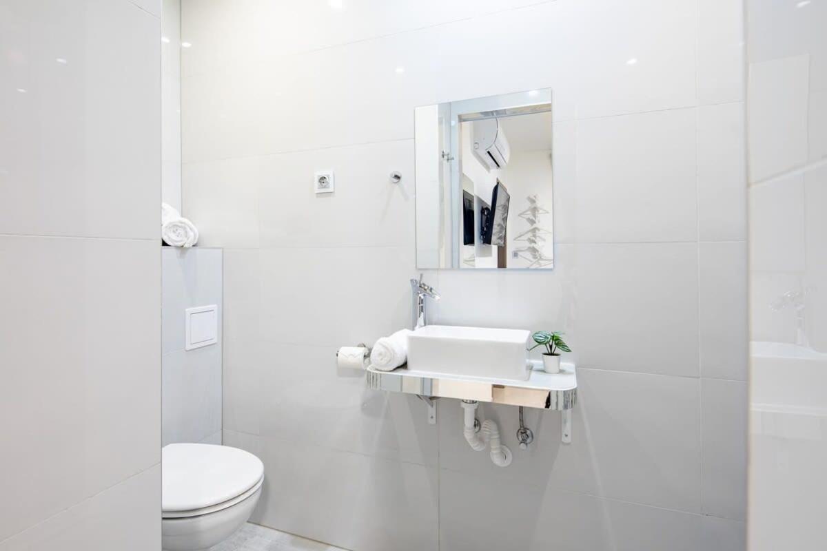 Central - New - Quiet Sleep Apartment Budapest Luaran gambar