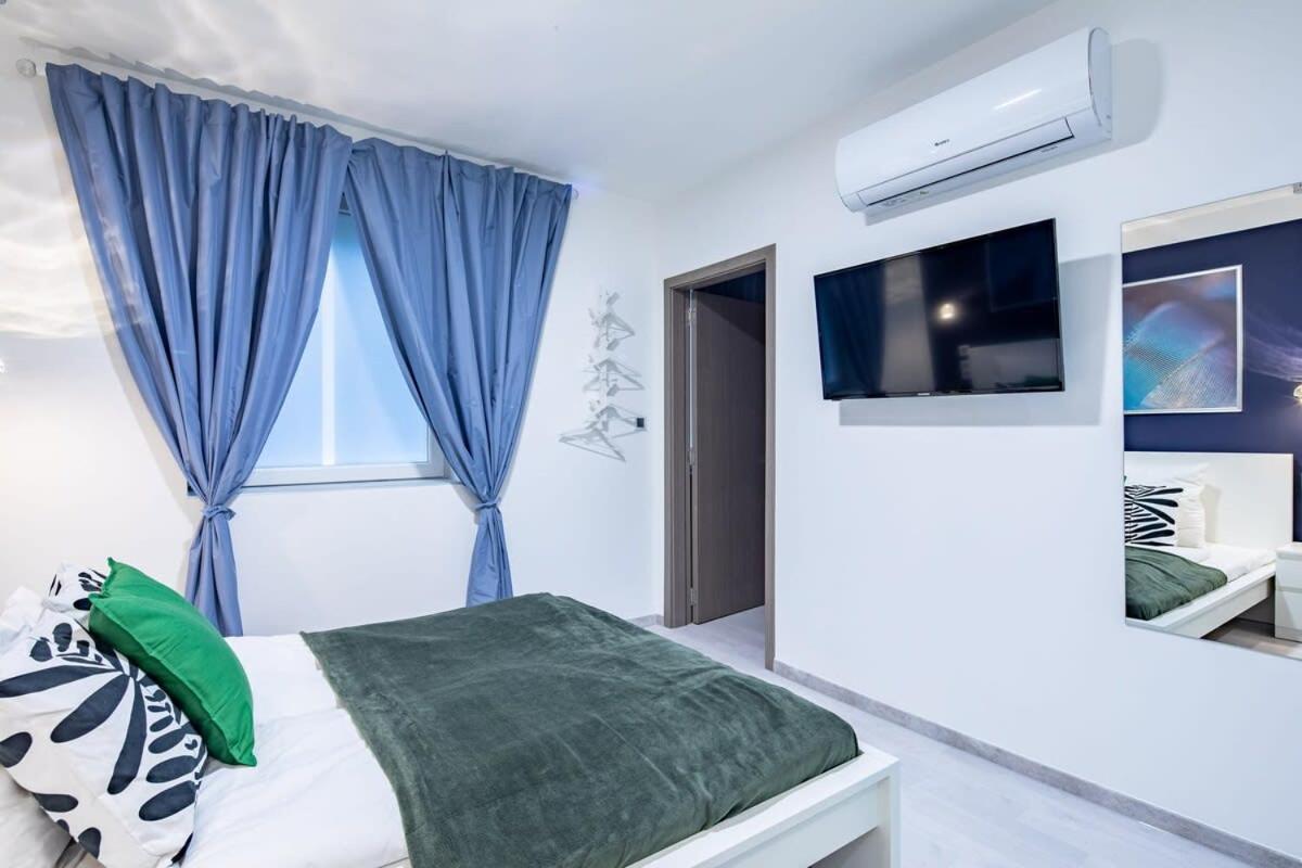 Central - New - Quiet Sleep Apartment Budapest Luaran gambar